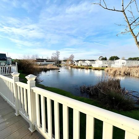 Stunning Caravan With Full Lake View At Southview Holiday Park Ref 33004Ml Skegness Extérieur photo