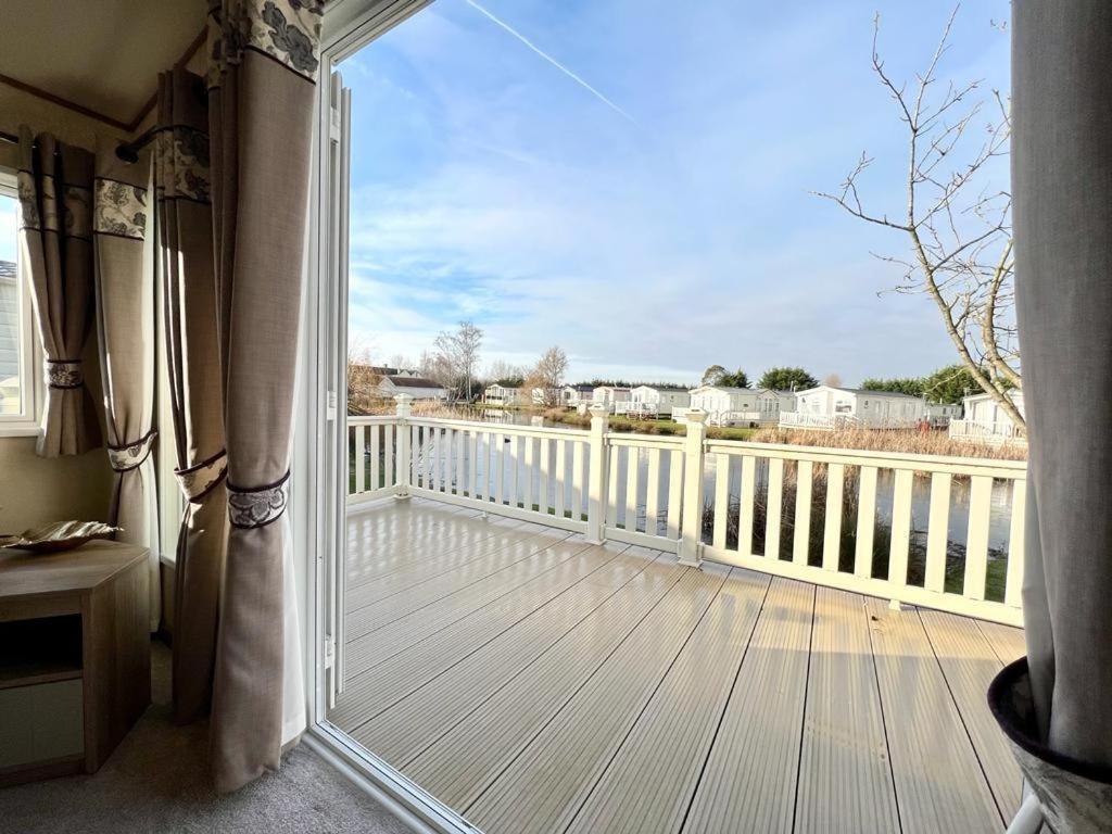 Stunning Caravan With Full Lake View At Southview Holiday Park Ref 33004Ml Skegness Extérieur photo