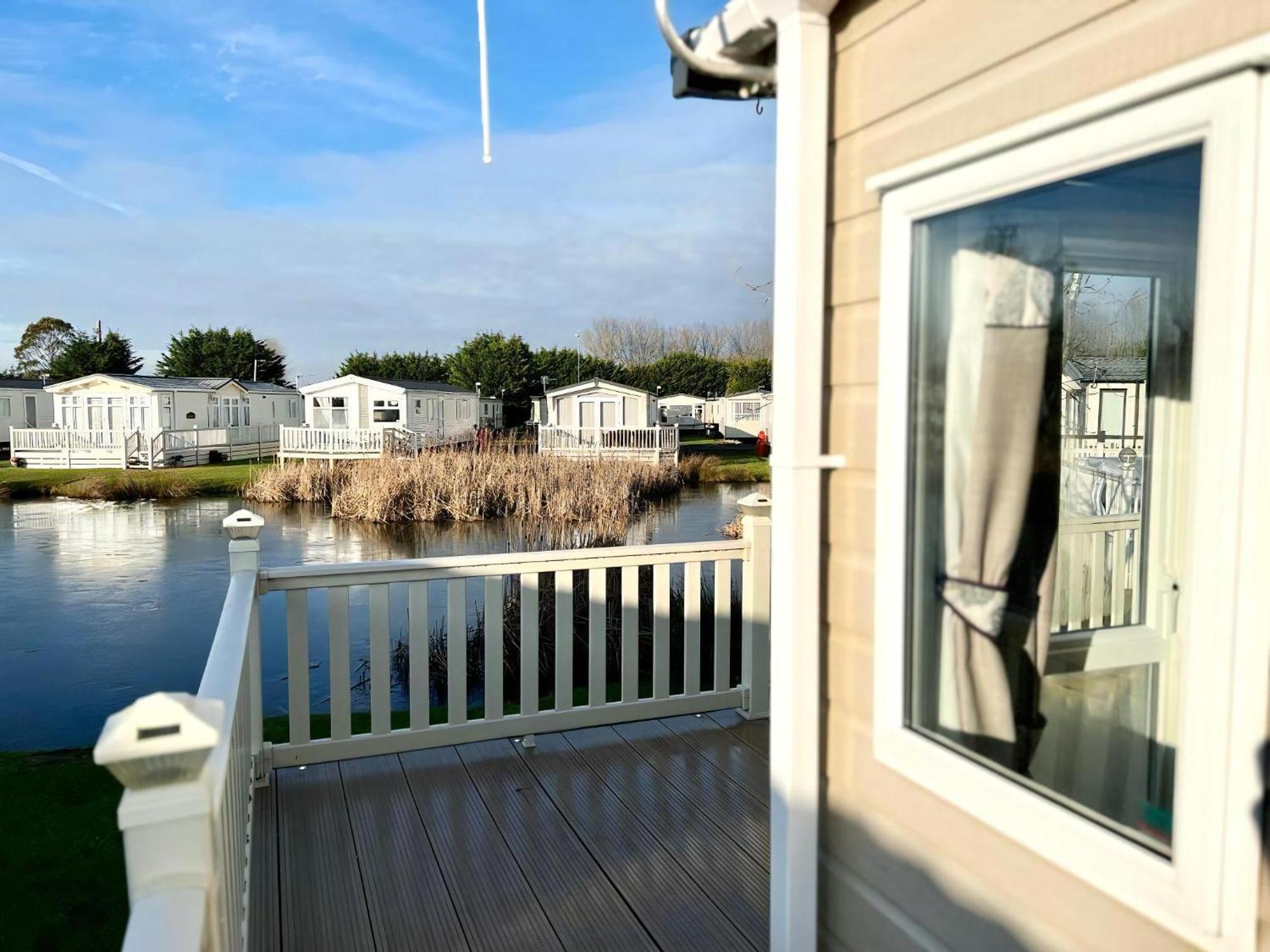Stunning Caravan With Full Lake View At Southview Holiday Park Ref 33004Ml Skegness Extérieur photo